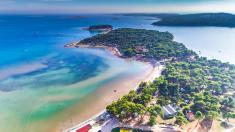 TOP 15 písečných pláží v Chorvatsku: kde najít karibské scenérie a kam se vydat hlavně s dětmi?