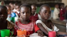 „Měla bys spát s mužem a zbavit se dětského prachu,“ nabádají desetileté holčičky během iniciačních rituálů v Malawi