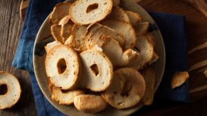 Domácí Bake Rolls ze starých rohlíků: Chuťovku k telce připravíte za pár minut! Domácí Bake Rolls ze starých rohlíků: Chuťovku k telce připravíte za pár minut!