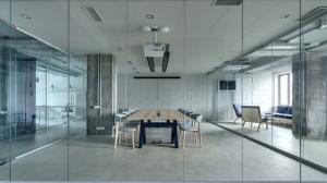 Sklo v interiéru: Citlivě rozdělí prostor, zachová světlo a vyvolá dojem luxusu