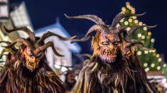 Máte pro strach uděláno? Vyrazte na průvod krampusáků! Čekají vás ohňové show i Rammsteini