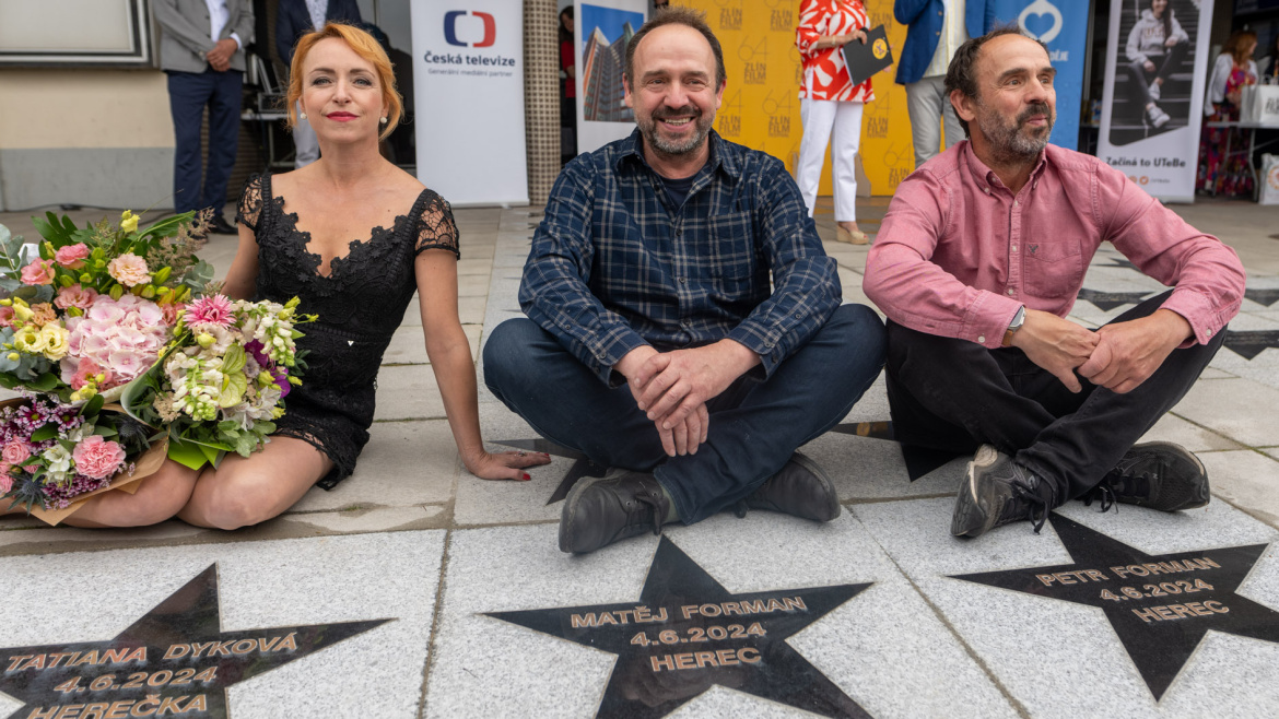 Hvězdy na Chodníku slávy ve Zlíně odhalili Tatiana Dyková a Petr a Matěj Formanovi 