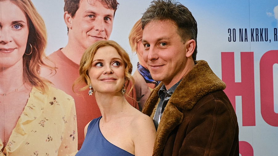 Martina Babišová je těhotná! Otcem syna je Kryštof Bartoš. Novinku oznámili na premiéře filmu Holka od vedle!