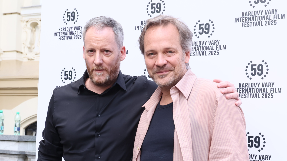 Herecká hvězda Peter Sarsgaard je ve Varech: Hýřil úsměvy na všechny strany